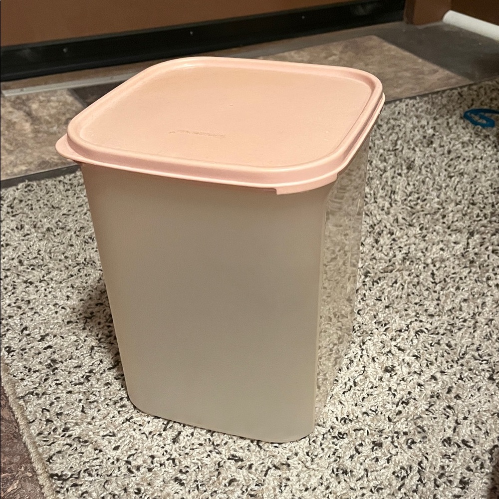 Tupperware  23 cup Container with Soft Pink Lid